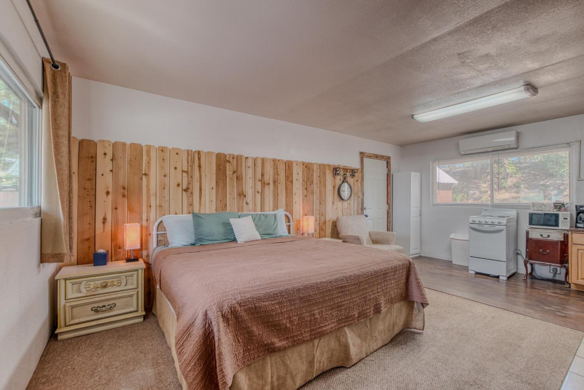 Enchanted Hideaway And Chalet *