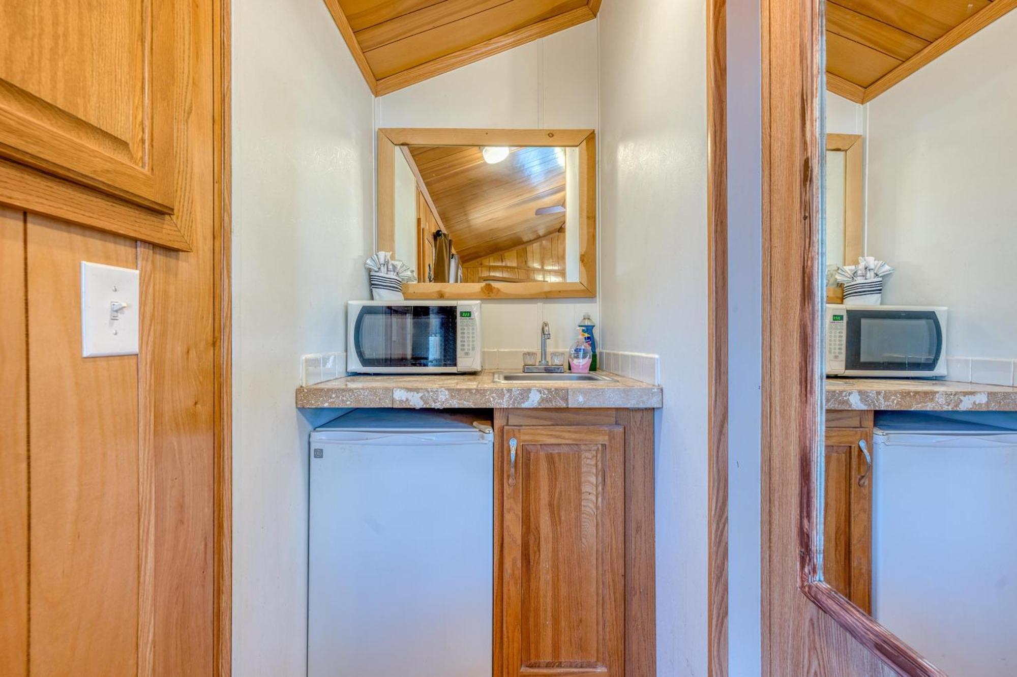 Enchanted Hideaway And Chalet *
